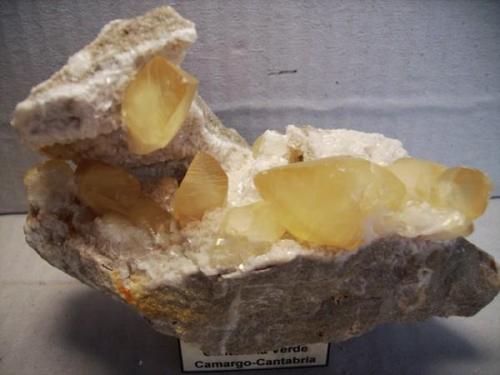 Calcita
Cantera Verdenueva, Camargo, Cantabria, España
Pieza de 13x7cm el cristal mayor de 3 cm sobre dolomita (Autor: Jose Muñoz)