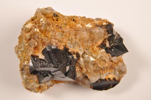 Casiterita, Mina de Penouta, Viana do Bolo, Orense (Galicia).  Pieza 7x5, Cristal 4x2’5 (Autor: bolesminerales)