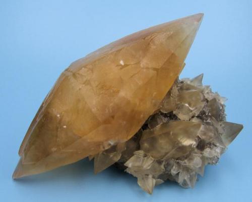 Calcite
Pugh Quarry (France Stone Co. Custar quarry), Custar, Wood Co., Ohio, USA
75 mm x 55 mm x 37 mm (Author: Carles Millan)