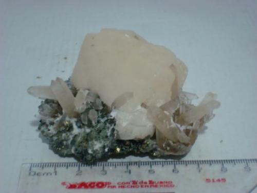 Quartz and calcite.
Naica Chihuahua Mexico. (Author: javmex2)