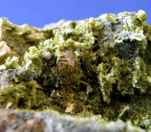 TITANITA en clinozoisita
Cantera de los Serranos-Albatera-Alicante.
Pieza; 12,1x9cm. Cavidad; 6cm. Cristal; 1x0,7cm. (Autor: DAni)
