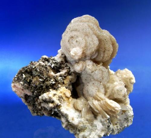 CALCITA
Cantera Forna-Porriño-Pontevedra.
Pieza: 5,7x4,7 cm. Agregado: 4 cm. Cristales: 1,6 cm. (Autor: DAni)