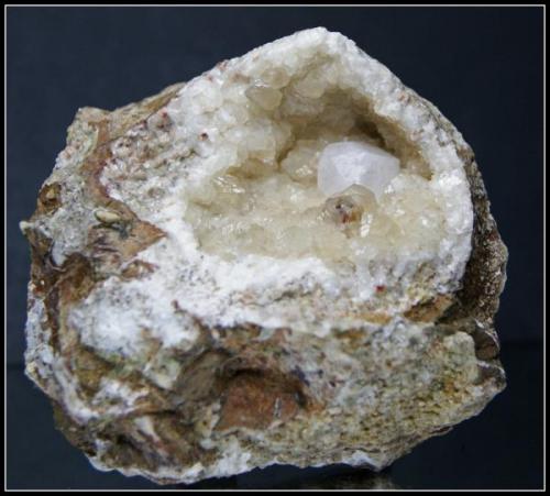 ANALCIMA sobre CALCITA - Alamedilla - Granada - 7cm x 8cm - cristal de 1.5cm (Autor: Mijeño)