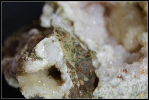Detalle de un cristal de Analcima (Autor: Mijeño)