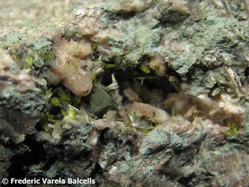 Pumpellyita, Clinozoisita y Augita. 
Cantera Los Arenales, Monte La Rocha, Torás, Castellón Com. Valenciana, España.
Encuadre 1 x 0,5 cm. aprox. (Autor: Frederic Varela)