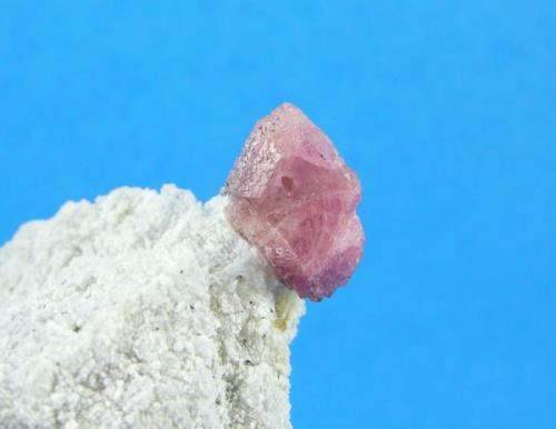 Espinela rosa
Sierra de Mijas - Málaga - Andalucía - España
Cristal de 1.1 cm (Autor: Diego Navarro)