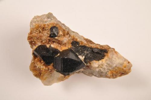 Casiterita. Mina de Penouta, Viana do Bolo, Ourense (Galicia).
Pieza 9x6, Cristales 2’5x1’5 (Autor: bolesminerales)