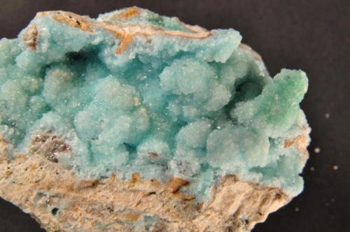 Hemimorfita y rosasita sobre limonita. 
Mina Antonina, Sobrado, León, Castilla y León, España.
Detalle de la pieza anterior. (Autor: bolesminerales)