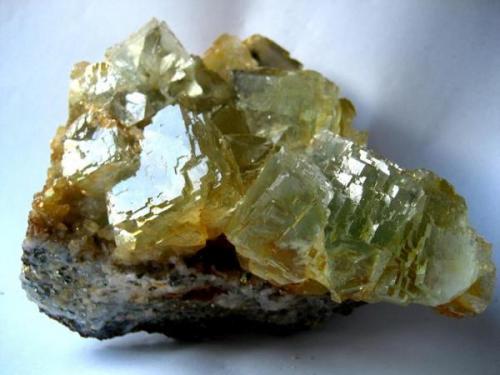 Overall picture of the specimen. The fluorite crystals are sitting on a matrix that consists a lot of pyrite crystals. (Author: Tobi)