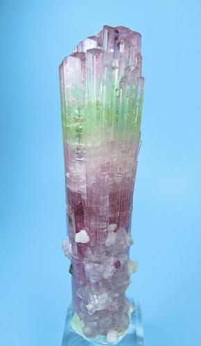 Elbaite, lepidolite, microlite.
Paprok, Kunar Valley, Nuristan Province, Afghanistan
100 mm tall x 24 mm wide in the widest point. Microlite crystal: 5 mm on edge

Frontal view (Author: Carles Millan)