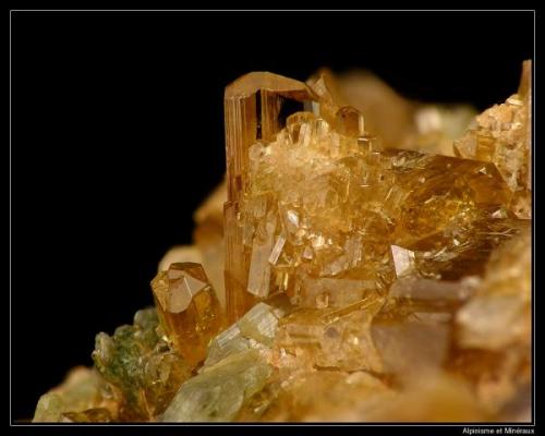 Epidote with diopside
Bellecombe, Val d’Aosta, Italy
fov: 5 mm (Author: ploum)
