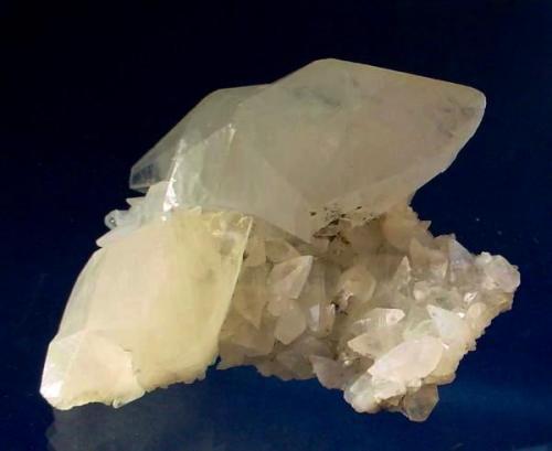 CALCITA
Pozo Coroña-La Collada-Asturias.
Pieza de 9x8cm. Cristales de 8 y 5cm. (Autor: DAni)