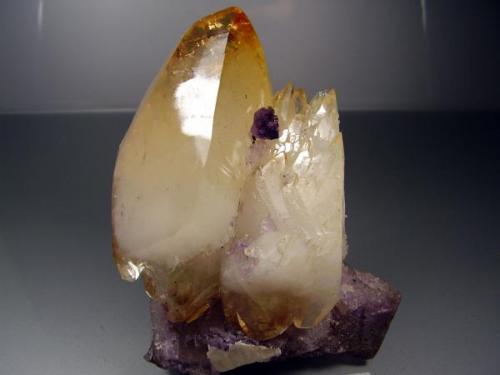 Calcita en Fluorita Etched. 11´5x10´5 cm. Cristal de 10 cm. Stonewall Ore Body, Elmwood Mine, Usa. Una de las más raras e inusuales combinaciones (Autor: geoalfon)