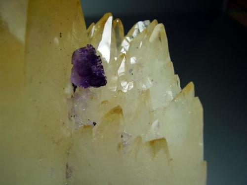 Detalle de puntas con un pequeño cristal de Fluorita (Autor: geoalfon)