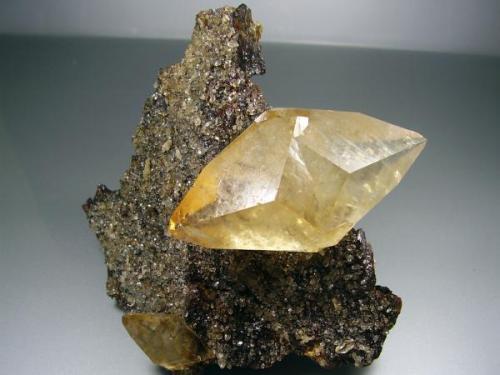Calcita en Esfalerita. 11´5x11 cm. Cristal de 8 cm. Elmwood Mine, Usa (Autor: geoalfon)