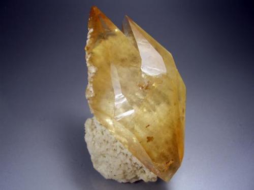 Calcita en Barita. Elmwood Mine, Usa. 8´5x5´5 cm. Cristal de 8 cm (Autor: geoalfon)