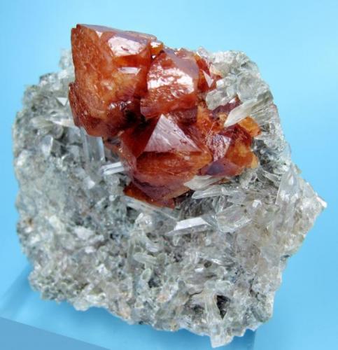 Scheelita, cuarzo<br />Pari, Khaplu, Distrito Ghanche, Gilgit-Baltistan (Áreas del Norte), Paquistán<br />60 mm x 50 mm x 27 mm. Agregado de cristales de scheelita: 35 mm<br /> (Autor: Carles Millan)