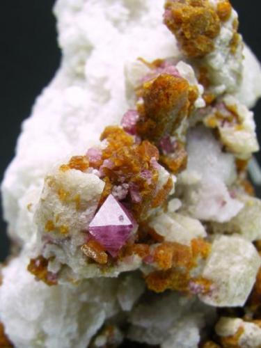 Espinela Rosa + Forsterita + Clinohumita
El Juanar - Ojen - Málaga - Andalucía - España
Detalle - Cristal de espinela de 0.6 cm (Autor: Diego Navarro)
