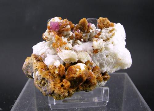 Espinela Rosa + Forsterita + Clinohumita
El Juanar - Ojen - Málaga - Andalucía - España
8 x 5.8 cm - Cristal de espinela de 0.6 cm (Autor: Diego Navarro)