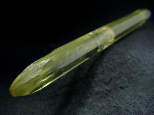 Naturally etched, deep yellow color, heliodor crystal, from Padre Paraíso, Jequitinhonha valley, Minas Gerais, Southeast Region, Brazil

Size 122 x 13 x 9 mm (Author: olelukoe)