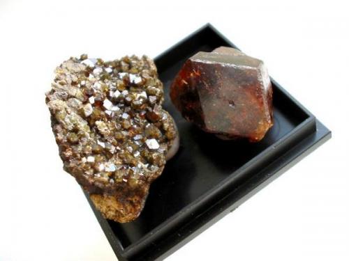 Andradite from Sparnberg near Hohefels, Thuringia. The red crystal measures 1,5 cm. (Author: Andreas Gerstenberg)