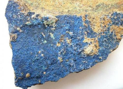 Crednerite (black crusts) with rich azurite covering on sandstone from the Rathsfeld copper mine, Kyffhäuser mtns., Thuringia. Picture width: 10 cm. (Author: Andreas Gerstenberg)