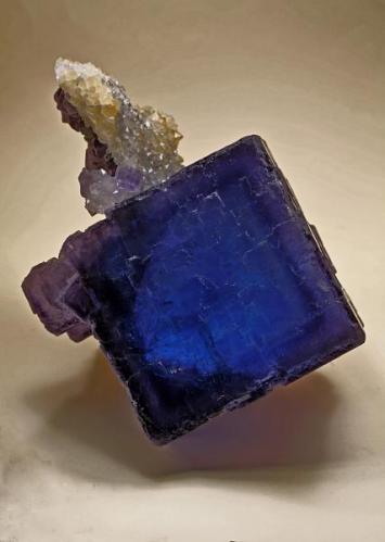 Cristal de fluorita sobre cuarzo de 15 cm de arista. Mina La Viesca, geoda de "Las Monjas".
Foto: J. R. García (Autor: JRG)