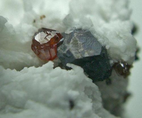 Detalle de un pequeño cristal de Esfalerita y Galena en la pieza (Autor: Mijeño)