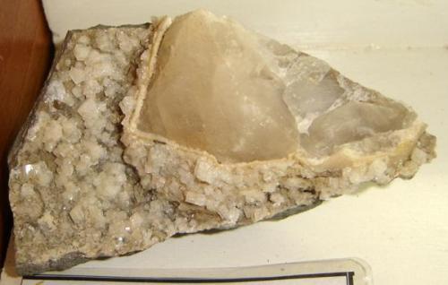Chabasita (cristales cúbicos con cerca de 0,5 cm) en calcita. Muestra de 10 x 6 x 4 cm). Pedreira da Sultepa, Tainhas, RS, Brasil. (Autor: Anisio Claudio)