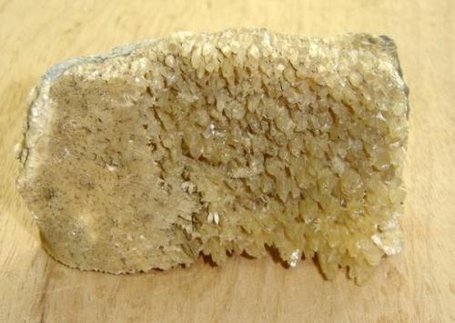Calcita diente de perro (muestra de 13 x 4 x 9 cm). Córrego Fundo, MG, Brasil. (Autor: Anisio Claudio)