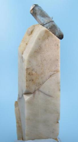 Ortoclasa, cuarzo, aegirina
Monte Malosa, Zomba Plateau, Malawi
106 mm x 25 mm

Vista trasera (ningún cristal de aegirina) (Autor: Carles Millan)
