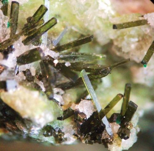 Olivenita
mina Las Cocotas, Tíjola, Almeria, Andalucía, España.
cristales 4 mm (Autor: Nieves)