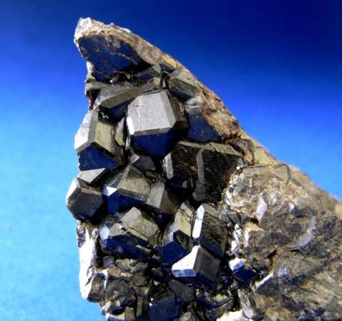 GRANATE<br />Los Galanes Mine, Burguillos del Cerro, Comarca Zafra-Río Bodión, Badajoz, Extremadura, Spain<br />7x3,2cm. Cristales; 0,9cm.<br /> (Autor: DAni)