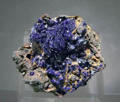 Azurita<br />San Valentín open pit, Sancti Espíritu, Sierra Minera de Cartagena-La Unión, La Unión, Comarca Campo de Cartagena, Region of Murcia (Murcia), Spain<br />3.7 × 3.7 × 3 cm. Cristal principal 0.3 × 0.3 cm.<br /> (Autor: Jordi Fabre)