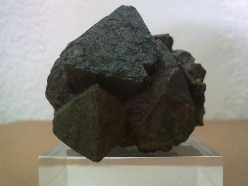 Magnetita<br />Coto San Guillermo, Jerez de los Caballeros, Comarca Sierra Suroeste, Badajoz, Extremadura, España<br />arista mayor 3 cms<br /> (Autor: jose manuel gomez)