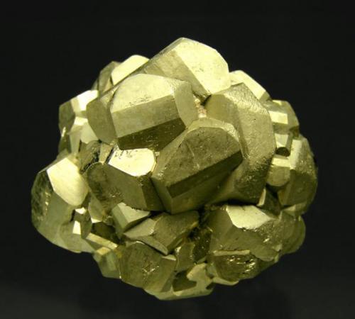 Pirita<br />Ambas Aguas (Ambasaguas), Muro de Aguas, Comarca Arnedo, La Rioja, Spain<br />Tamaño de la pieza: 3.7 × 3.2 × 3.6 cm. El cristal más grande mide: 1.2 × 1.1 cm.<br /> (Autor: Jordi Fabre)
