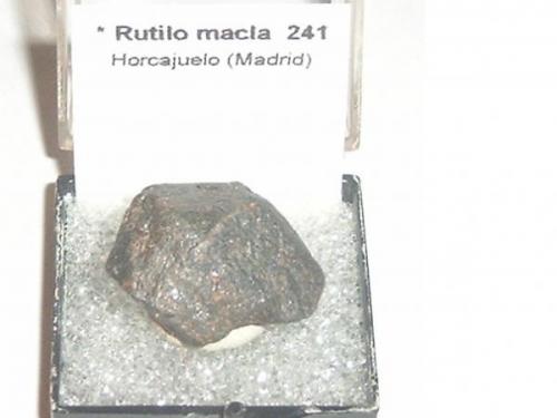 Rutilo<br />Horcajuelo de la Sierra, Comarca Sierra Norte, Comunidad de Madrid, España<br />Base de 3x3<br /> (Autor: Ignacio)