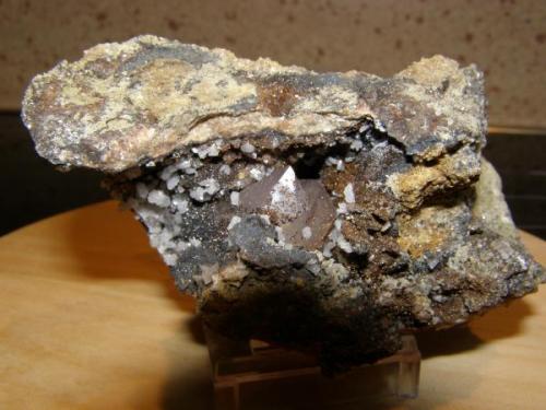Cuarzo (variedad amatista), siderita, barita<br />José Maestre Tunnel, Sierra Minera de Cartagena-La Unión, Portmán, La Unión, Comarca Campo de Cartagena, Region of Murcia (Murcia), Spain<br /><br /> (Autor: pardominer)