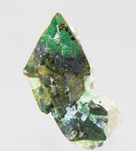 Tetraedrita con Malaquita-Azurita y en Cuarzo<br />El Coriellu Mine, El Coriellu, San Cosme de Llerandi, Parres, Comarca del Sueve, Principality of Asturias (Asturias), Spain<br />3.2 x 2.2 x 2.1 cm / El cristal más grande mide: 1.2 x 1.1 cm<br /> (Autor: Jordi Fabre)