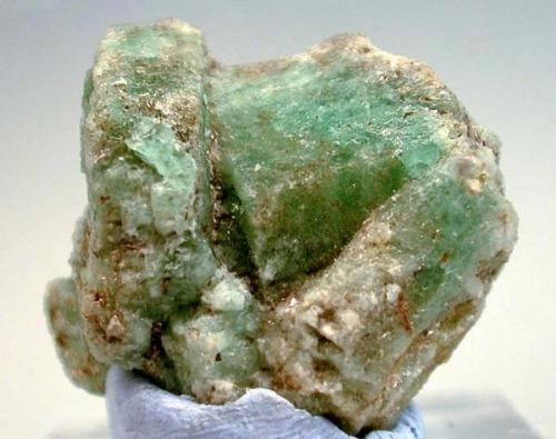 Berilo (variedad esmeralda) con Moscovita<br />Emerald Deposit, A Franqueira, A Cañiza, Comarca Paradanta, Pontevedra, Galicia / Galiza, Spain<br />Tamaño de la pieza: 2.9 × 2.5 cm. El cristal más grande mide: 2.4 x 2 cm.<br /> (Autor: Jordi Fabre)