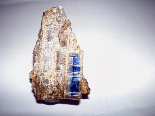 Cianita en Cuarzo<br />San Salvador de Lanzós, Vilalba, Comarca Terra Chá, Lugo, Galicia / Galiza, España<br />3 x 0.9 cm<br /> (Autor: Javier Arribas)