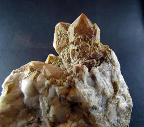 Cuarzo con Calcedonia<br />Monte da Cidade, Santa Uxía de Ribeira, Ribeira, Comarca A Barbanza, La Coruña / A Coruña, Galicia / Galiza, España<br />Cristal mayor 4 cm, tamaño pieza 12 cm<br /> (Autor: Rodrigo Fresco)
