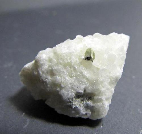 Cristal de Calcopirita - Rubián - O Incio - Lugo. Tamaño cristal 0.3 cm (Autor: Rodrigo Fresco)