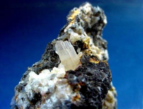 Cerusita<br />Level 9, pit No. 5, San Fernando Mine, El Cobre vein, Matacabras-Dehesa de las Yeguas, Bailén, Comarca Sierra Morena, Jaén, Andalusia, Spain<br />Pieza; 9x4cm .Cristal; 1,2cm de arista.<br /> (Autor: DAni)