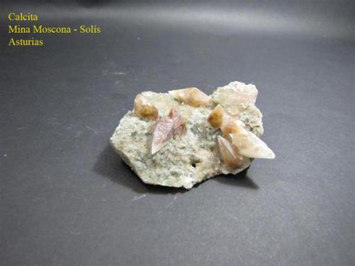Calcita<br />Moscona Mine, El Llano, Solís, Corvera de Asturias, Comarca Avilés, Principality of Asturias (Asturias), Spain<br />6 x 6 cm. Cristal mayor 2 cm.<br /> (Autor: Rodrigo Fresco)