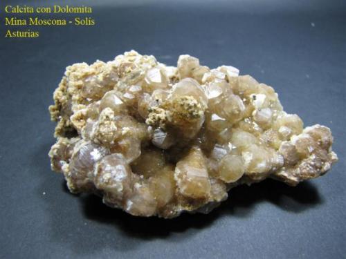 Calcita con dolomita<br />Moscona Mine, El Llano, Solís, Corvera de Asturias, Comarca Avilés, Principality of Asturias (Asturias), Spain<br />10 x 7 cm. Cristal mayor 1 cm.<br /> (Autor: Rodrigo Fresco)