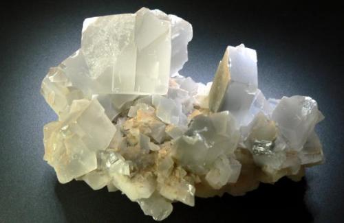 Dolomita.<br />Azcárate Quarry, Eugui, Esteríbar, Comarca Auñamendi, Chartered Community of Navarre (Navarre), Spain<br />12 x 9 cm. Cristal mayor 3 cm de arista<br /> (Autor: Vinoterapia)