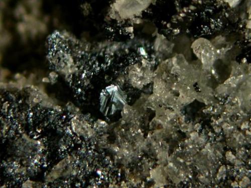 Chalcocita (Calcosina) 
Mina La Rubia, Ses Costes, Mercadal, Menorca, Islas Baleares. 
Cristal pseudohexagonal milimétrico de Calcosina. 
Col. y foto Nacho Gaspar. (Autor: Nacho)