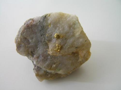 Oro sobre cuarzo<br />Mina Sultana, Grupo Minero Sultana-San Rafael, Los Lomos, Cala, Comarca Sierra de Huelva, Huelva, Andalusia, Spain<br />5x4,7x2,7 cm.<br /> (Autor: Nacho)