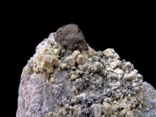 Bismuto<br />Conchita Mine, Puerto del Lentisco-Arroyo Bosquecillo, Estepona, Comarca Costa del Sol Occidental, Málaga, Andalusia, Spain<br />1''1 cm.<br /> (Autor: Nacho)